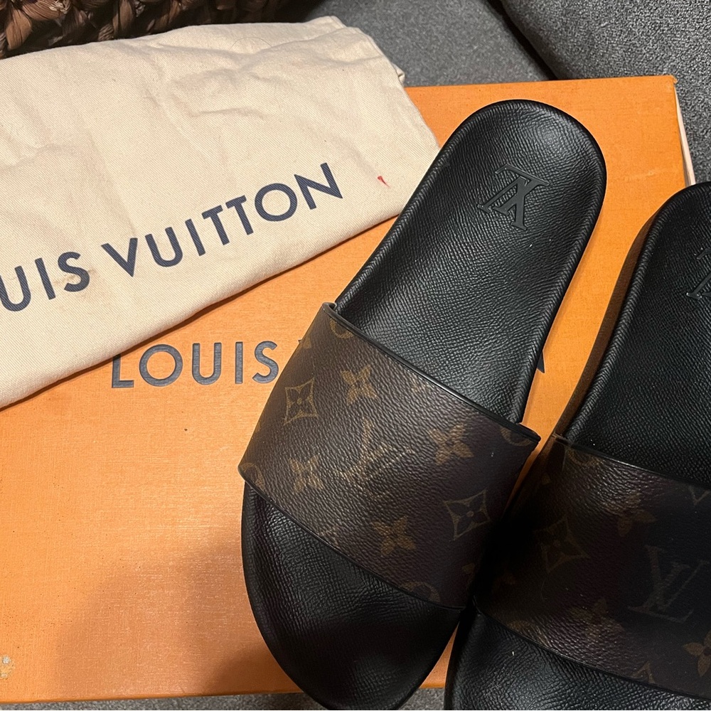 Waterfront mules as 7 men’s , /10 women